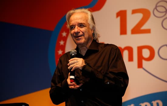 Música de João Carlos Martins encerra palestras do Simpovidro