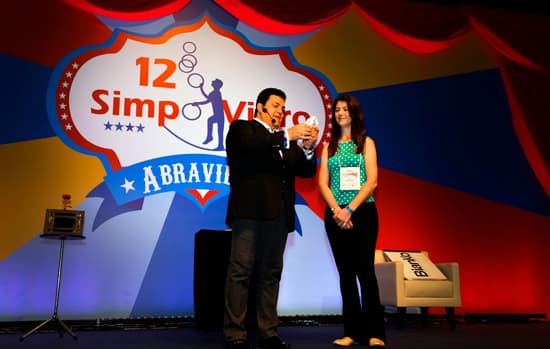 Com Bianko, Vivix utiliza mágicas na primeira palestra do 12º Simpovidro