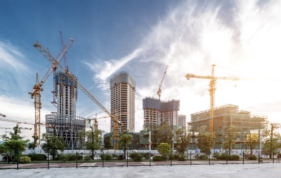 Indústria sente o baque e construção quer seguir na ativa