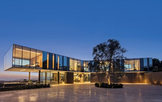 Mansão em Los Angeles destaca-se com paredes envidraçadas