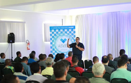 Curso da Asveb dá dicas de vendas para vidraceiros