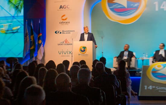 14º Simpovidro começa com grande público e anúncio importante