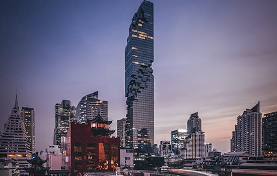 Observatório com chão envidraçado é destaque em Bangkok