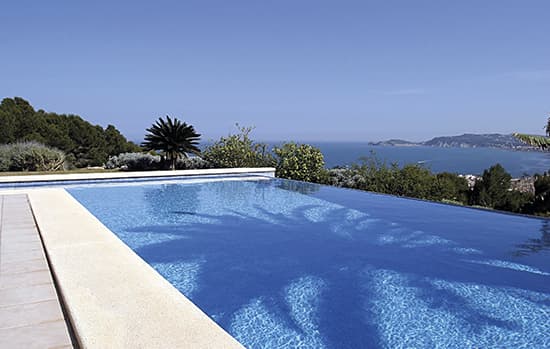 Vidro traz vantagens para piscinas com borda infinita