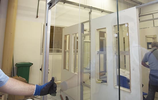 Entenda como é feito o ensaio de resistência ao impacto em boxes de banheiro