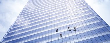 Veja como limpar vidros em obras de grande porte