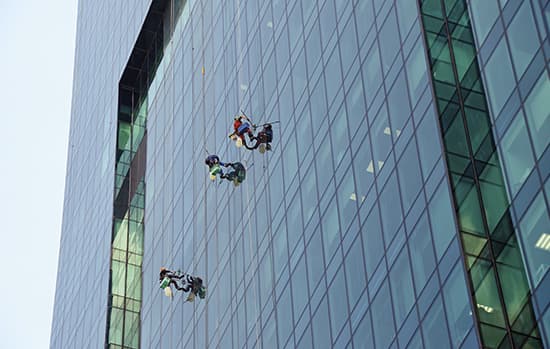 O Vidroplano de abril: a limpeza de vidros em grandes obras