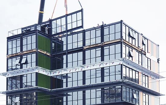 Edifício é construído com sistema modular com vidro