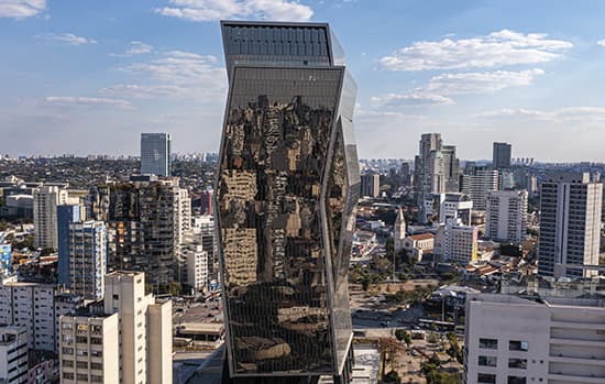 Faria Lima Plaza exibe pele de vidro bronze