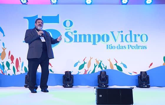 Mario Sergio Cortella encerra 1º dia de palestras do 15º Simpovidro
