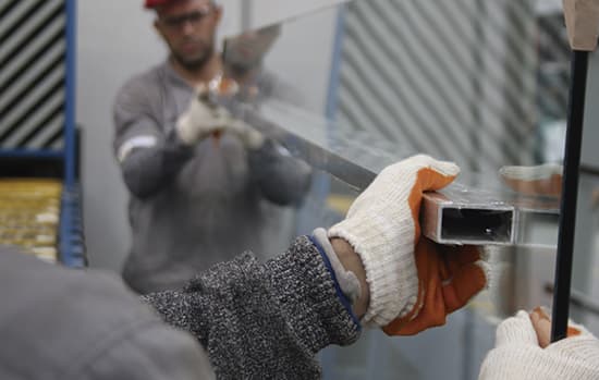 Conheça as certificações disponíveis para processadoras vidreiras