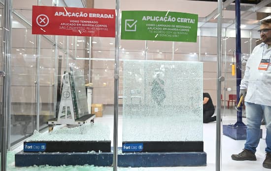 Por que deve-se usar apenas laminados de segurança em guarda-corpos?