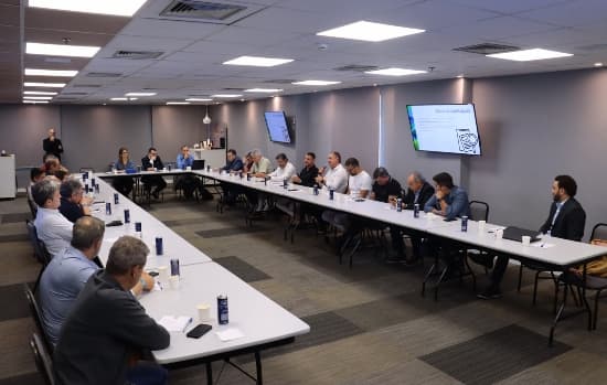 Assembleia da Abravidro debate desafios da cadeia vidreira