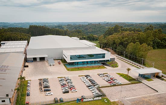Modelo Vidros completa trinta anos com nova planta