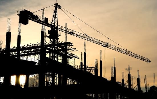 Taxa de juros abala o setor de construção, mas há expectativas positivas para 2025