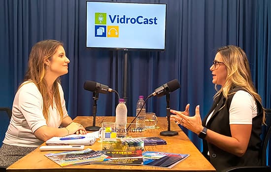 Audrey Dias, da Aluparts, participa do VidroCast