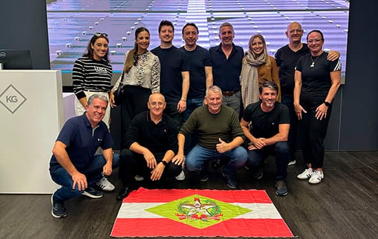 Ascevi-SC leva associados para visita técnica à Keraglass, na Itália